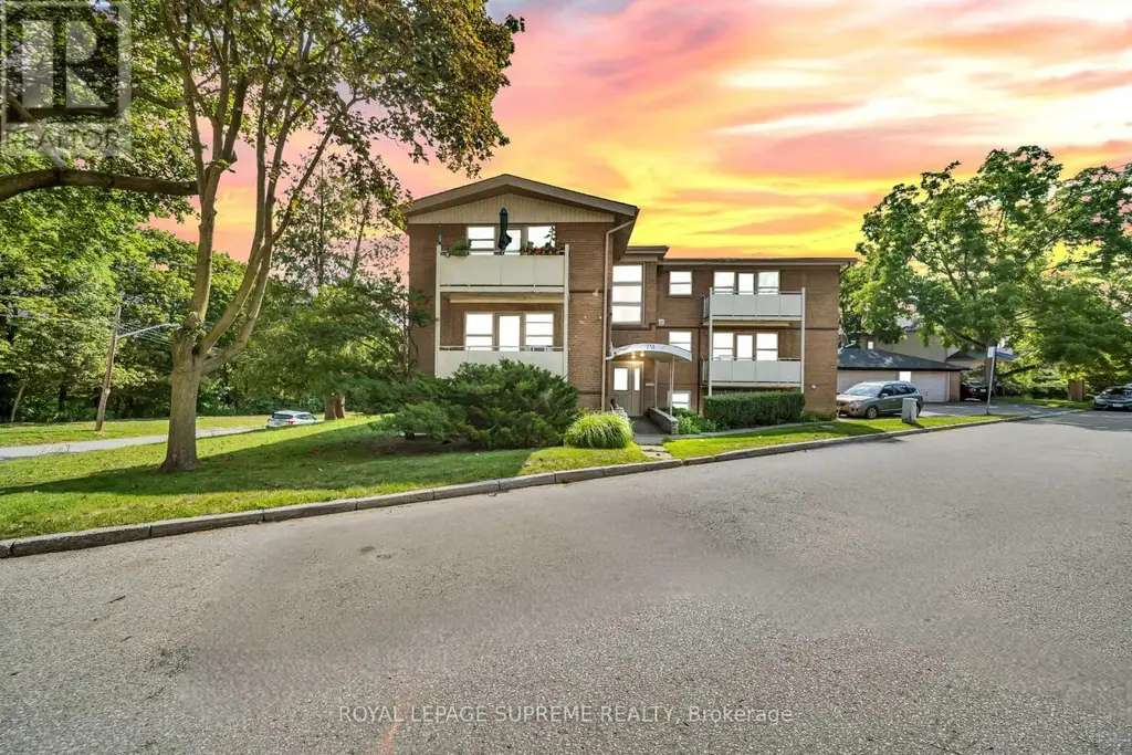 4 - 135 Kingsway Crescent, Toronto (Kingsway South)