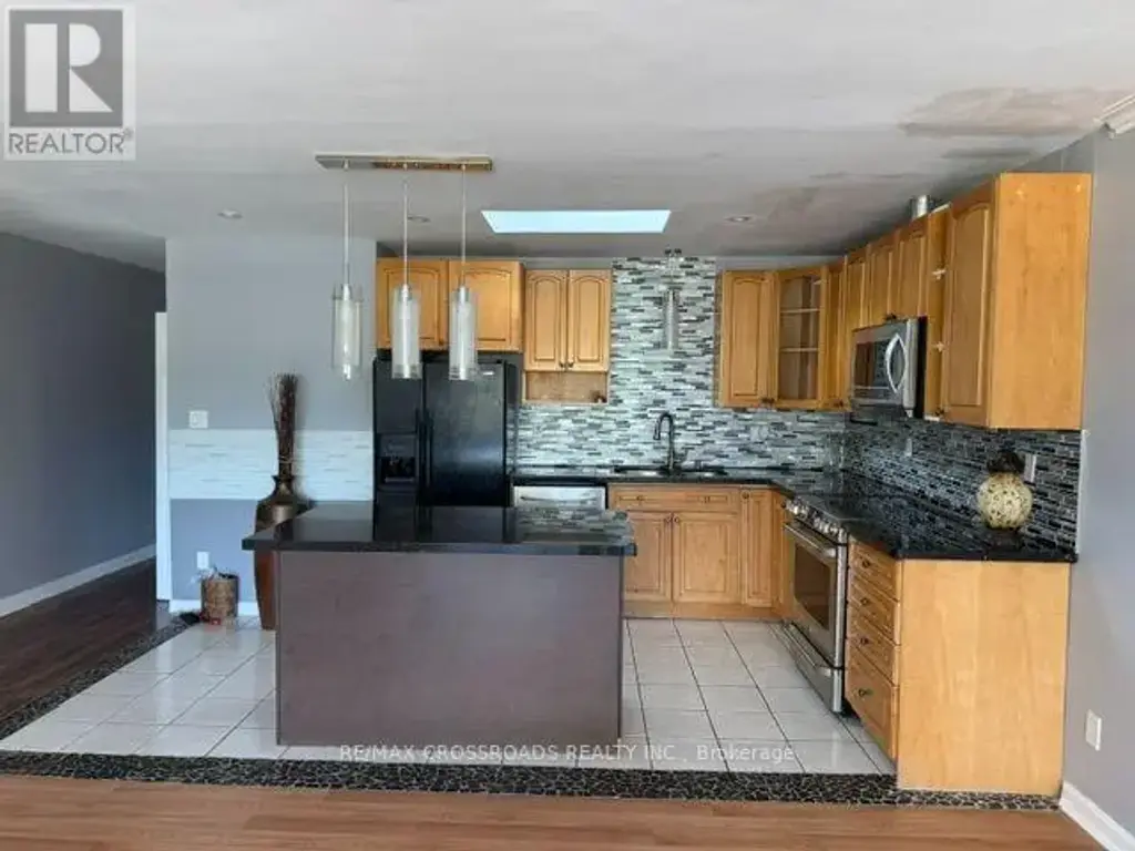 Upper - 840 Danforth Road, Toronto (Kennedy Park)