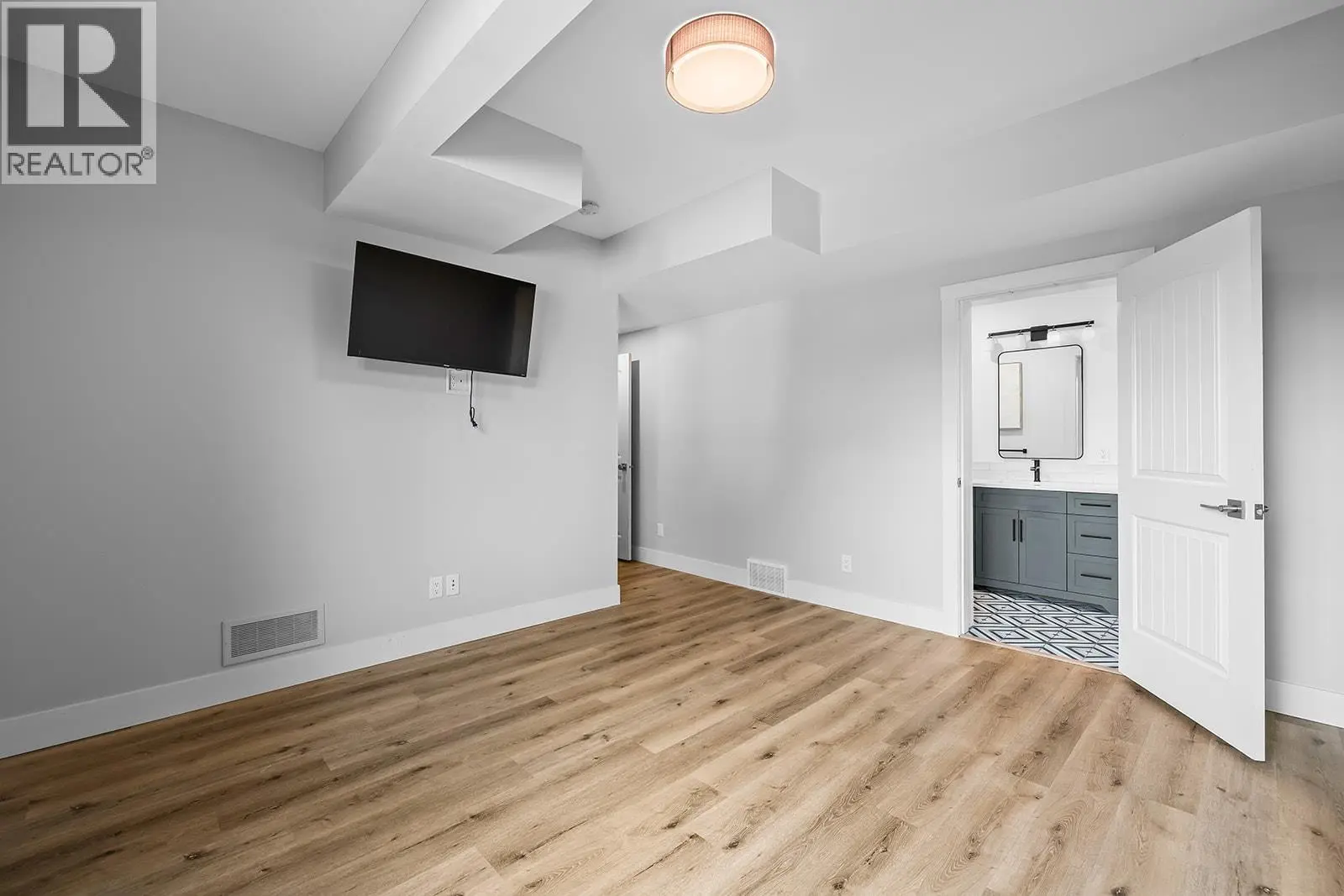 421 Tucker Court. Kelowna, British Columbia