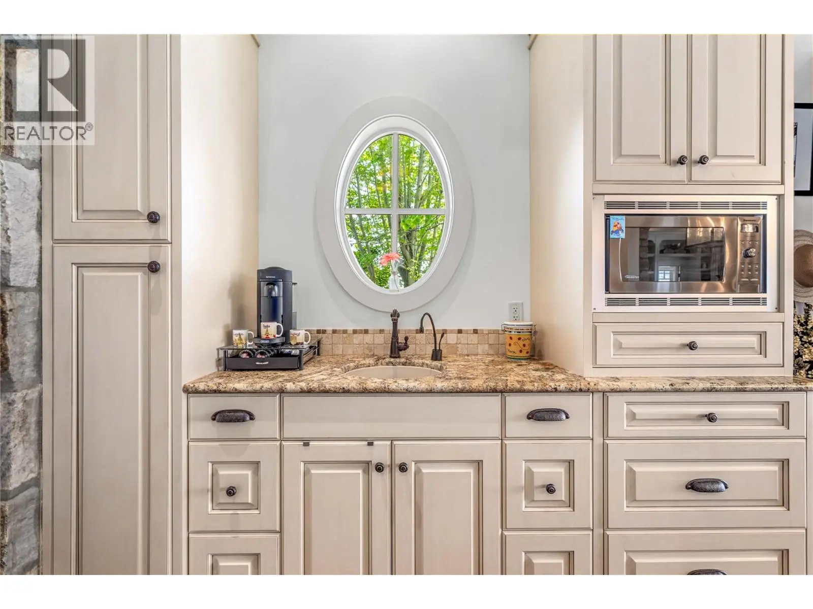 1173 Parkbluff Lane. Kelowna, British Columbia
