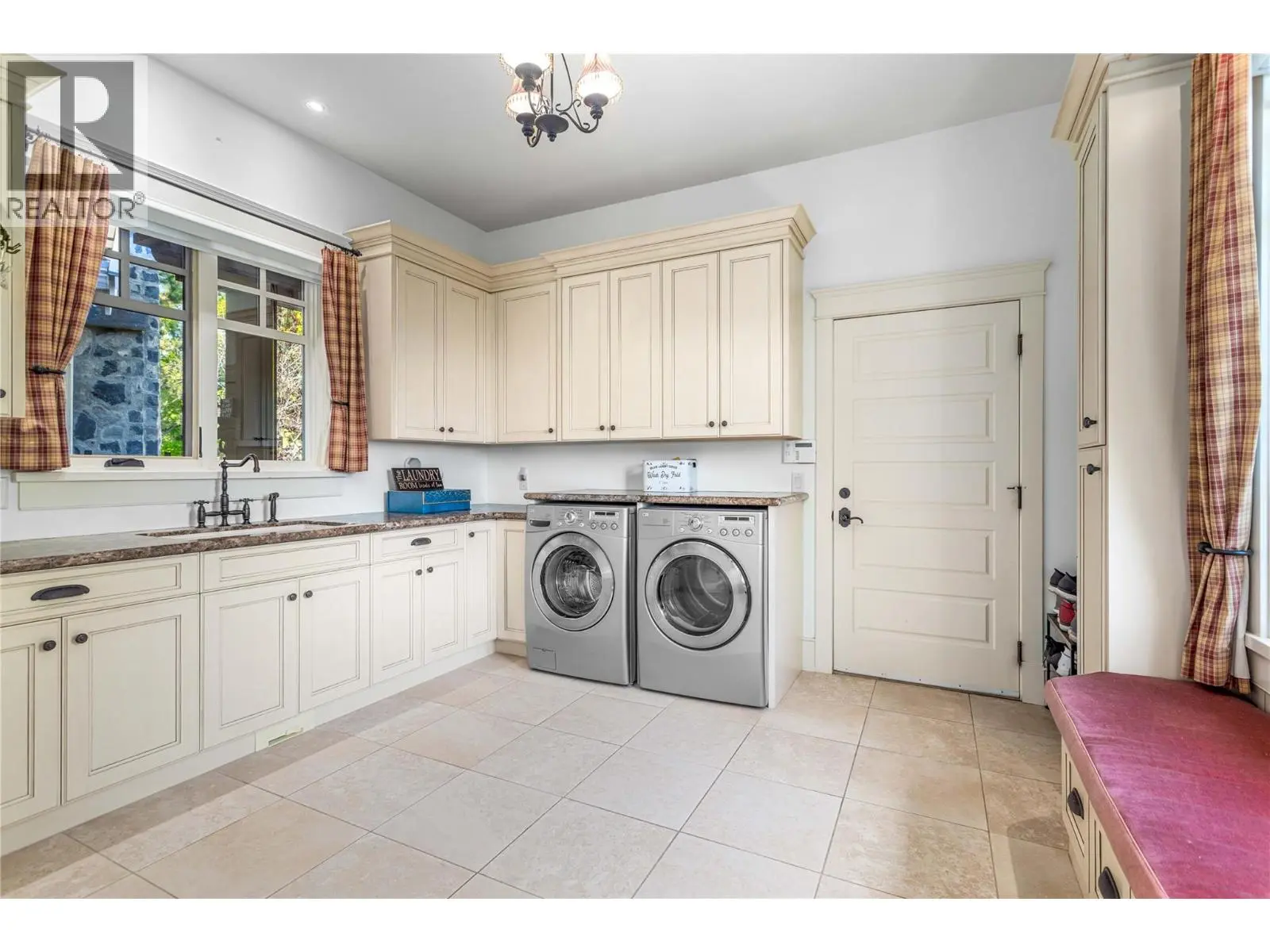 1173 Parkbluff Lane. Kelowna, British Columbia