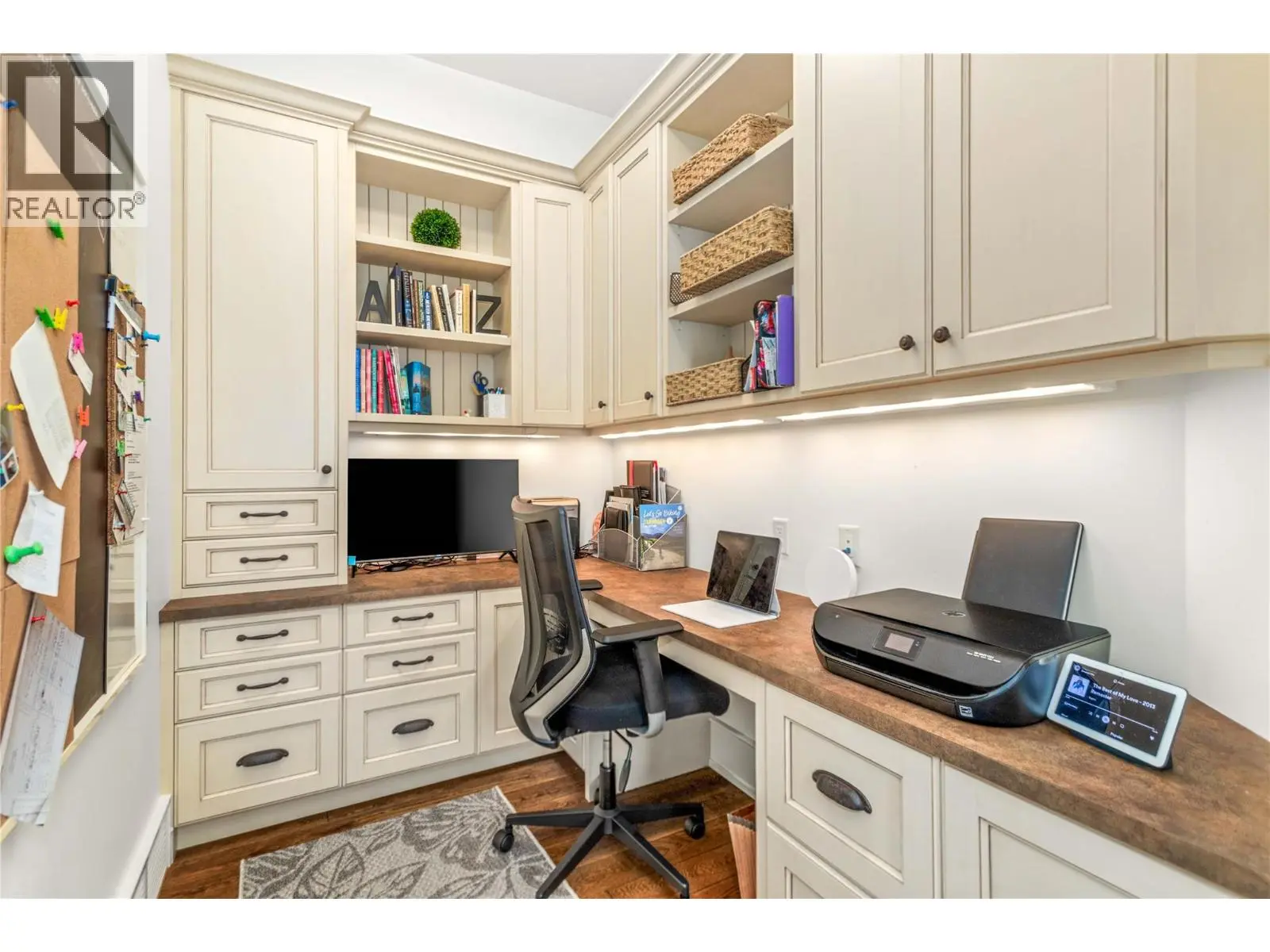 1173 Parkbluff Lane. Kelowna, British Columbia