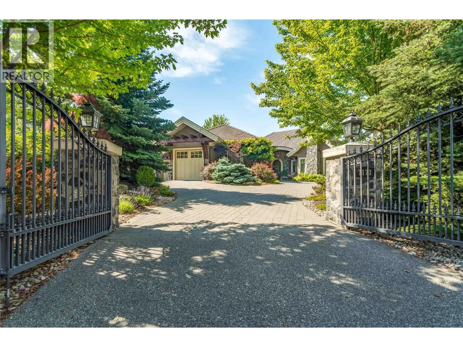 1173 Parkbluff Lane. Kelowna, British Columbia