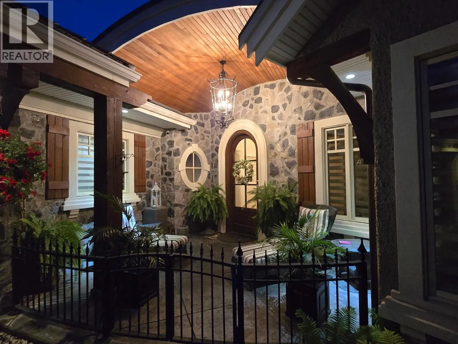 1173 Parkbluff Lane. Kelowna, British Columbia