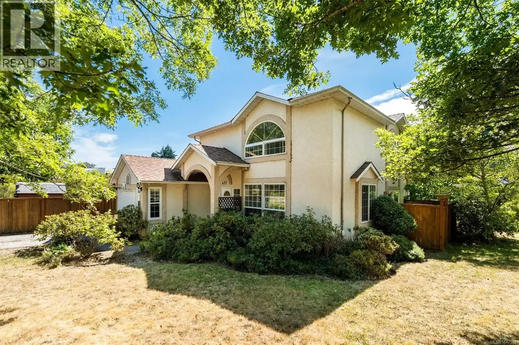 637 Jolly Pl, Saanich