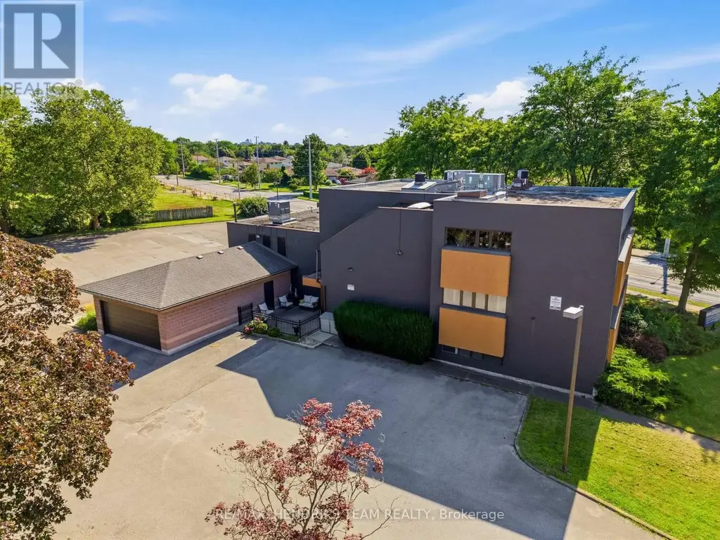 Upper Floor (2a) - 320 Vine Street, St. Catharines (Carlton/Bunting)
