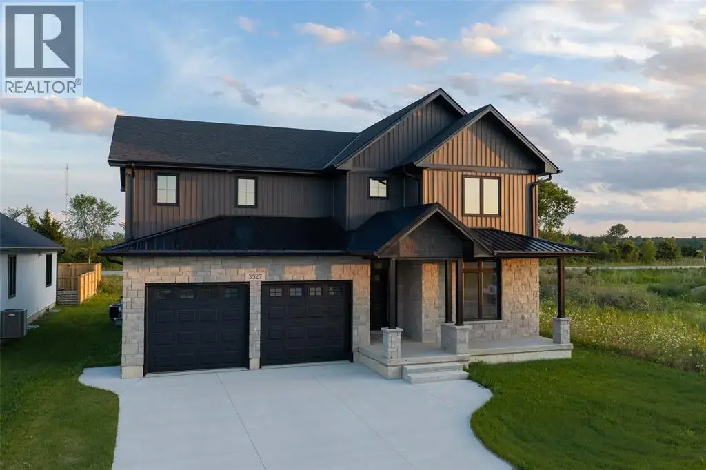 3527 Paul Crescent, Plympton-Wyoming