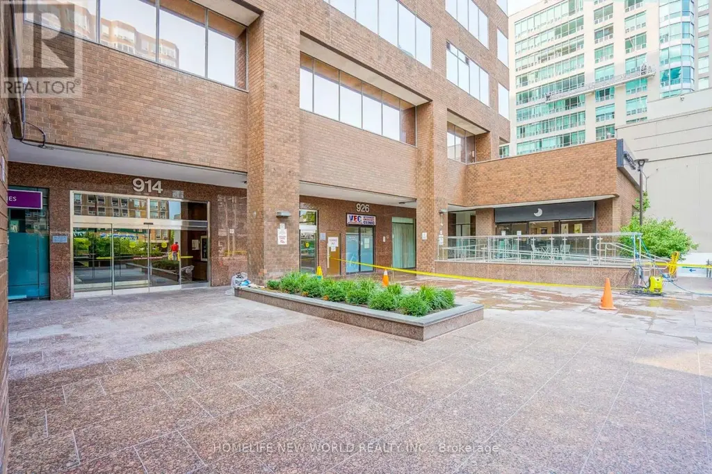 700 - 920 Yonge Street, Toronto (Annex)