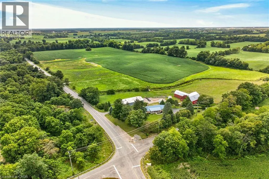 7011 Dickenson Road E, Mount Hope
