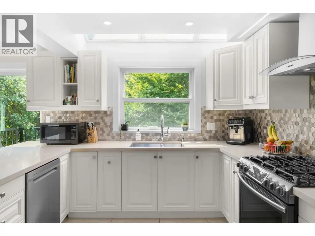 4 230 W 16th Street, North Vancouver