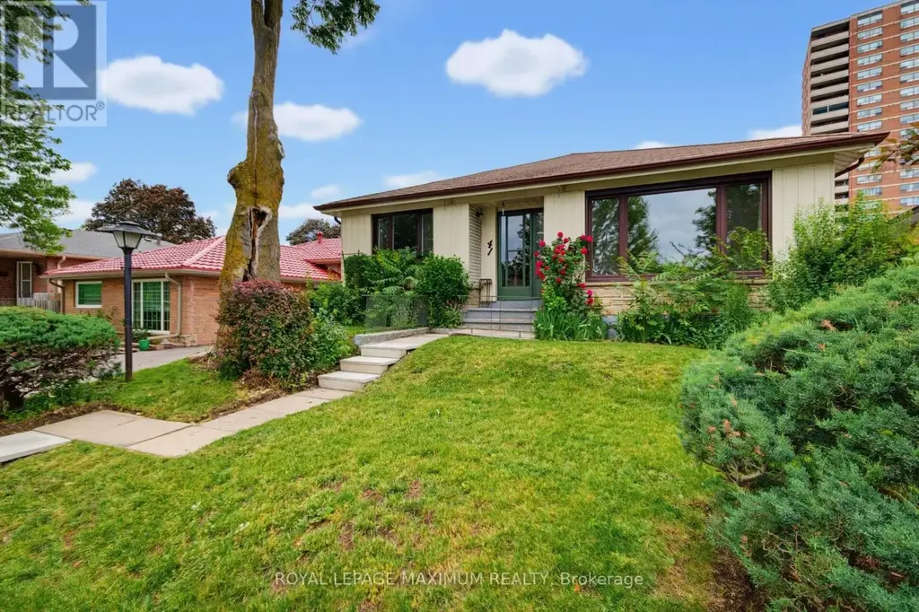 41 Strathavon Drive, Toronto (Mount Olive-Silverstone-Jamestown)