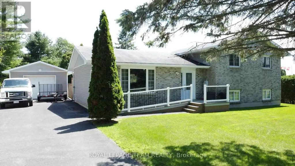 12078 Lakeshore Drive E, South Dundas