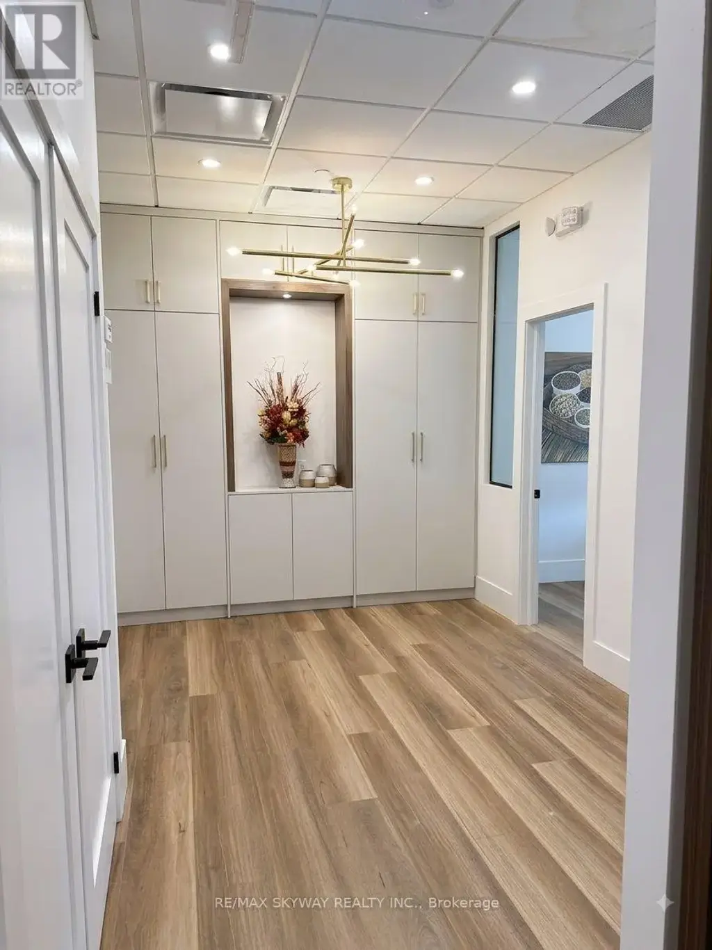 215 - 1670 North Service Road E, Oakville (QE Queen Elizabeth)