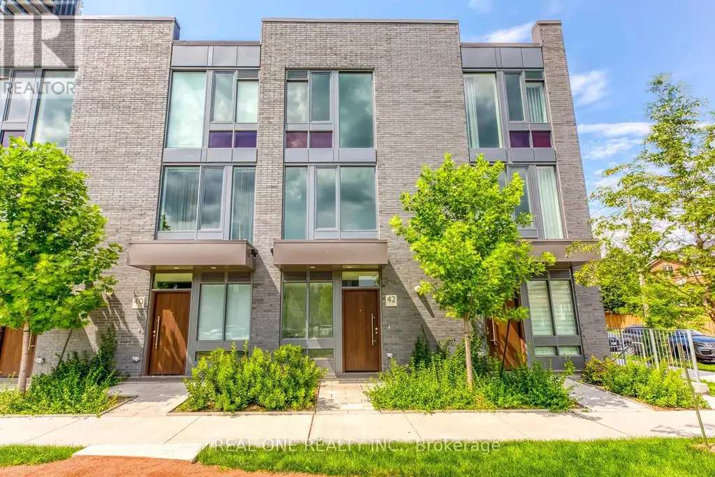 42 Sonic Way, Toronto (Flemingdon Park)