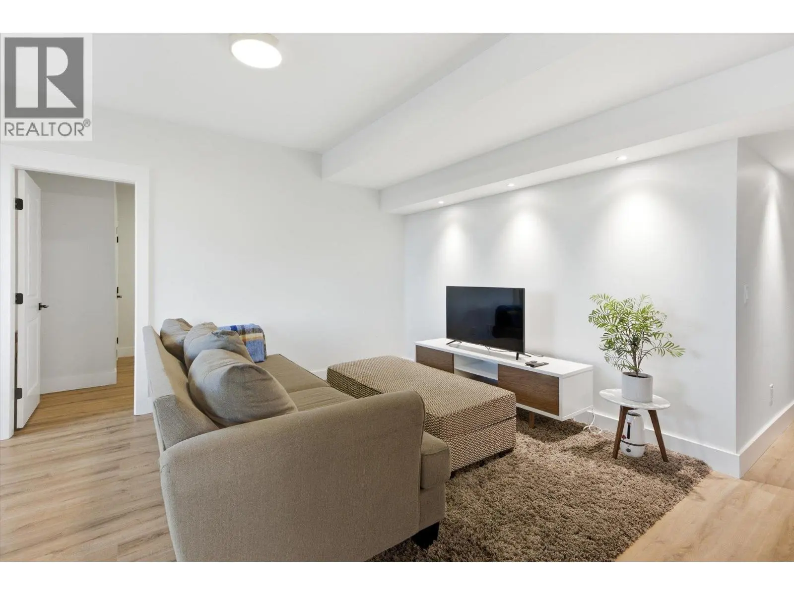1160 Goldfinch Place. Kelowna, British Columbia