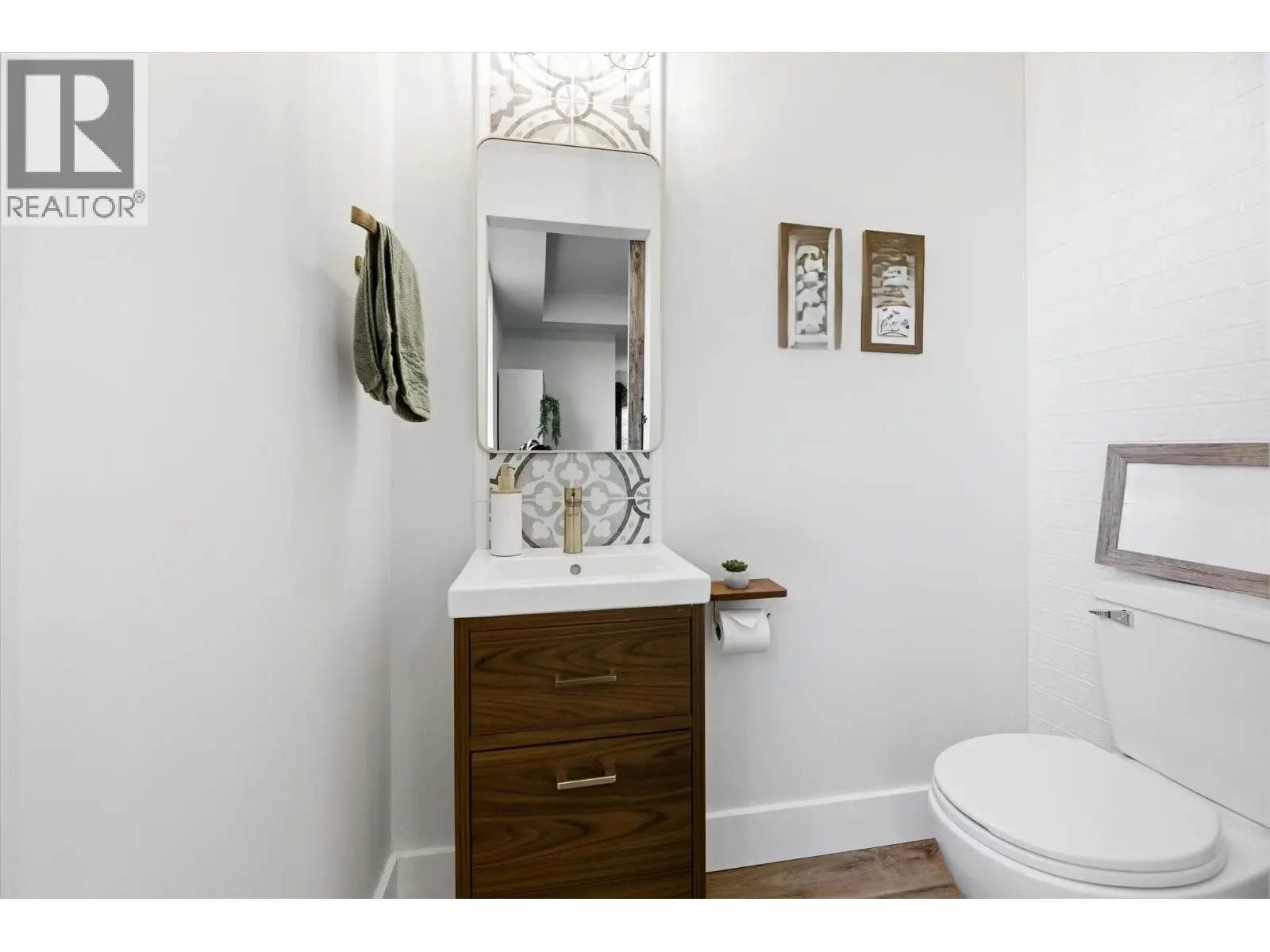 1160 Goldfinch Place. Kelowna, British Columbia