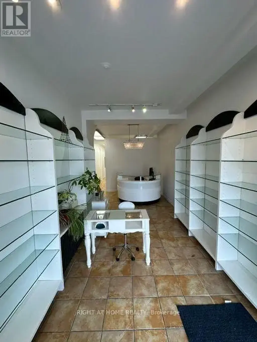 2400 Kingston Road, Toronto (Birchcliffe-Cliffside)