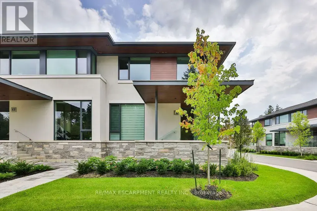 16 - 10 Maple Grove Drive, Oakville (MO Morrison)