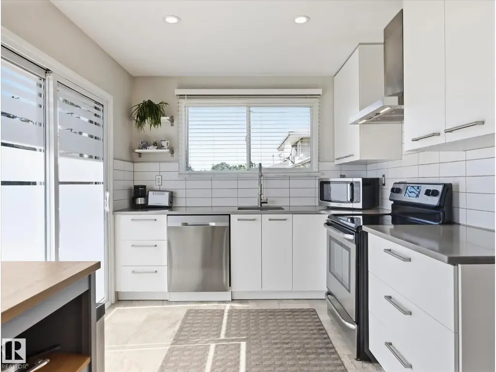 7411 141 Av Nw, Edmonton