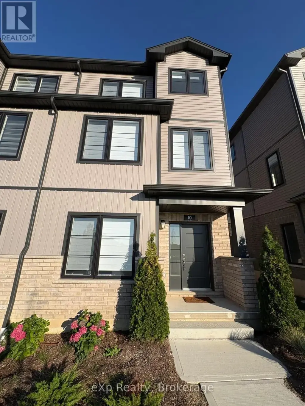 10 Balladry Boulevard, Stratford