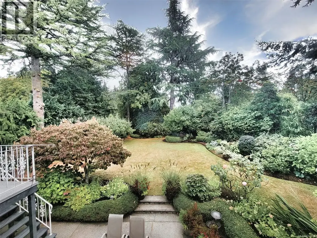 4575 Sumner Pl, Saanich