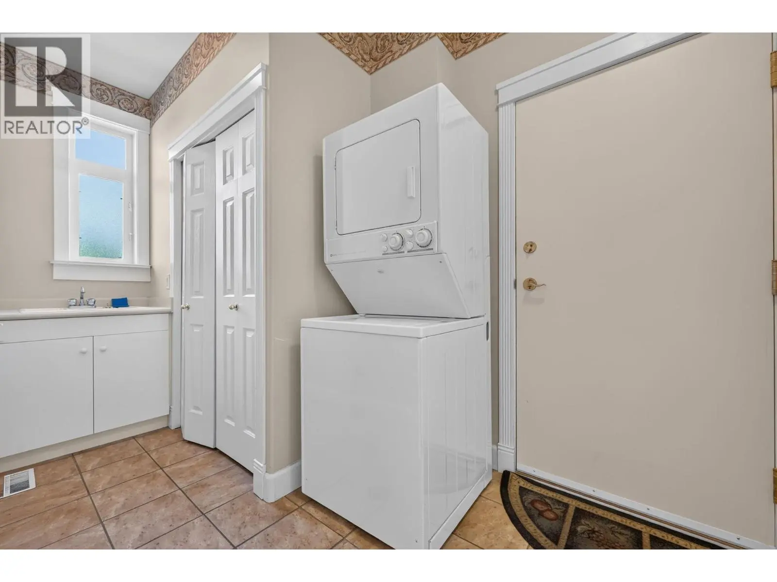 1986 Bowes Street Unit# 109. Kelowna, British Columbia