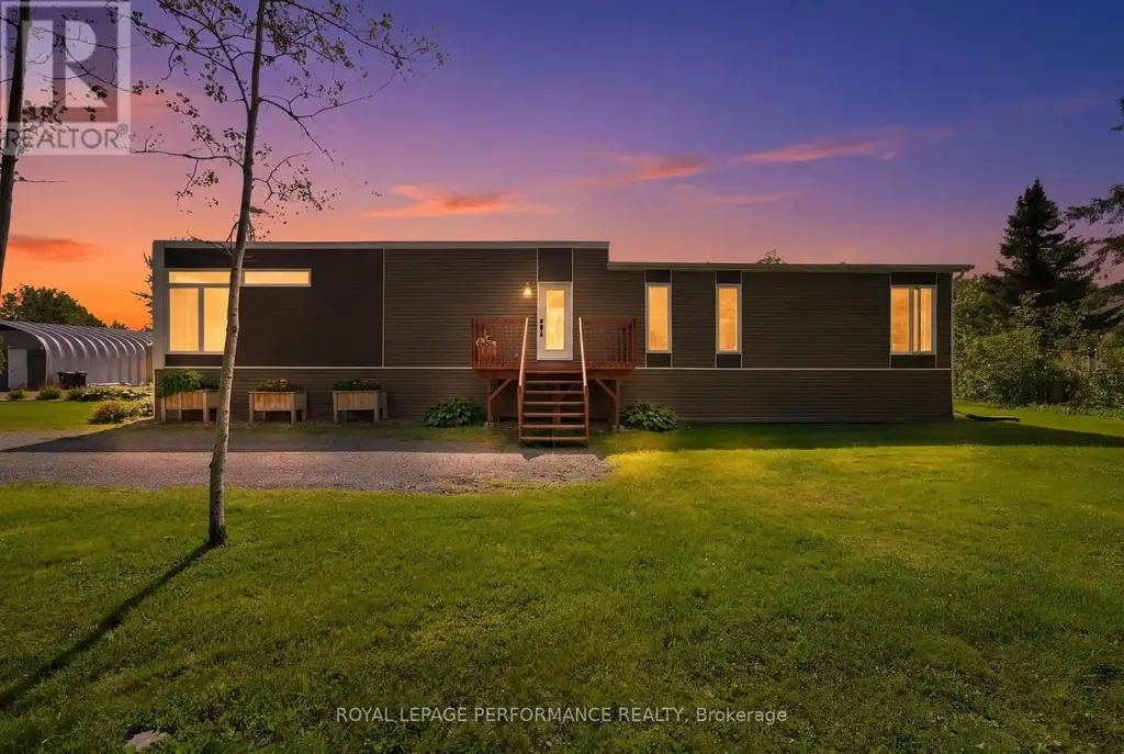 880 Concession 1 Road, Alfred and Plantagenet