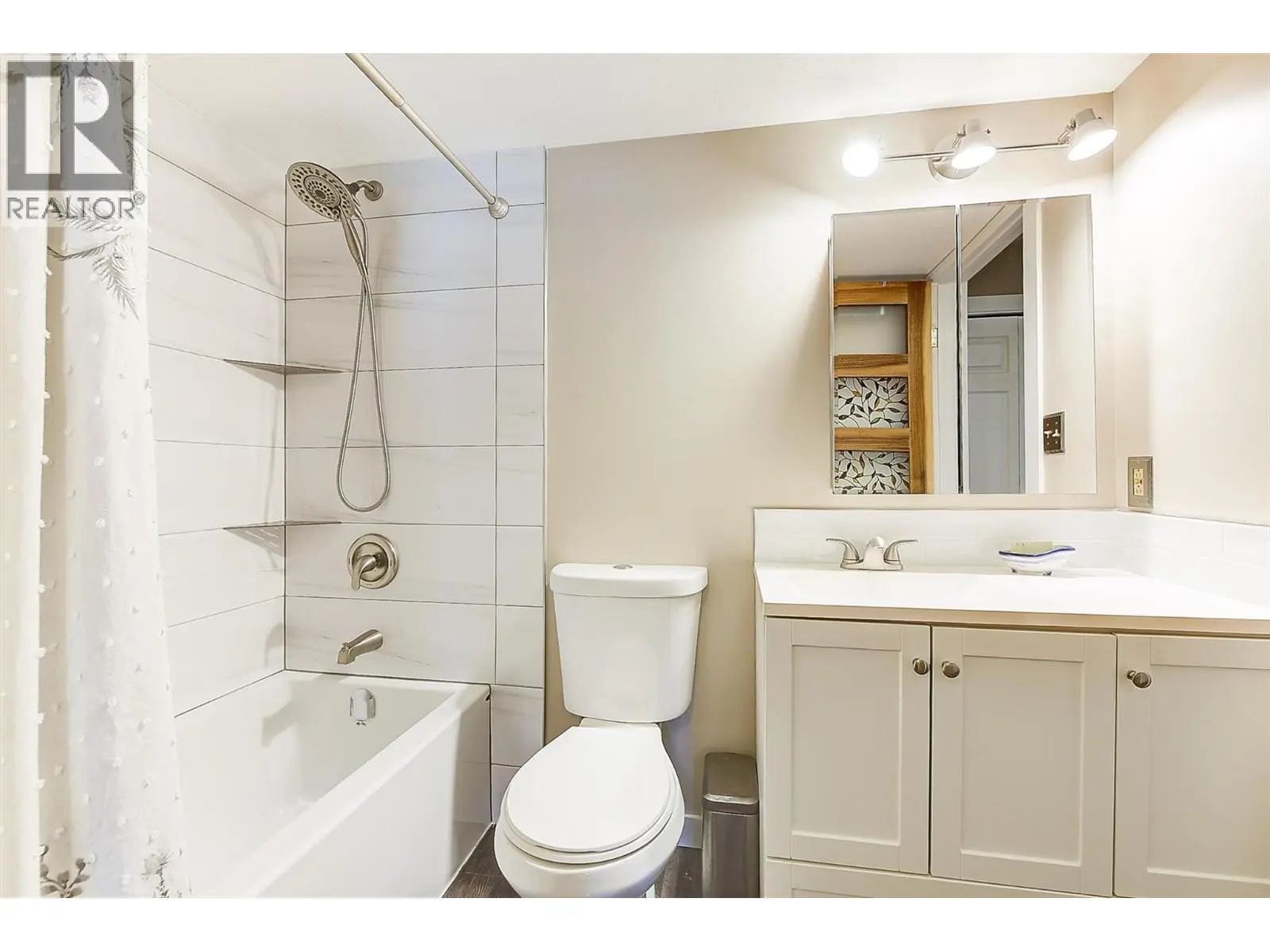 3842 Gordon Drive Unit# 216. Kelowna, British Columbia