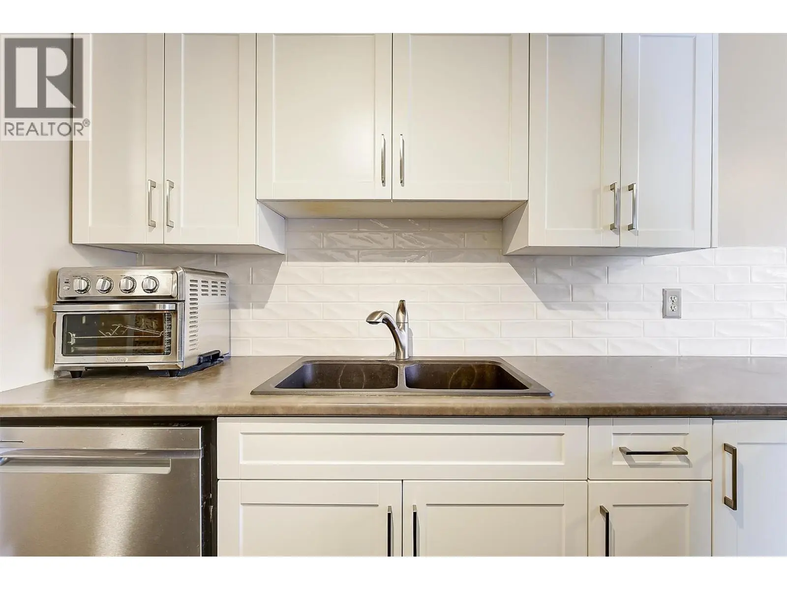 3842 Gordon Drive Unit# 216. Kelowna, British Columbia
