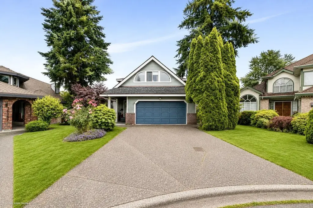 Upper 16375 Middleglen Place, Surrey