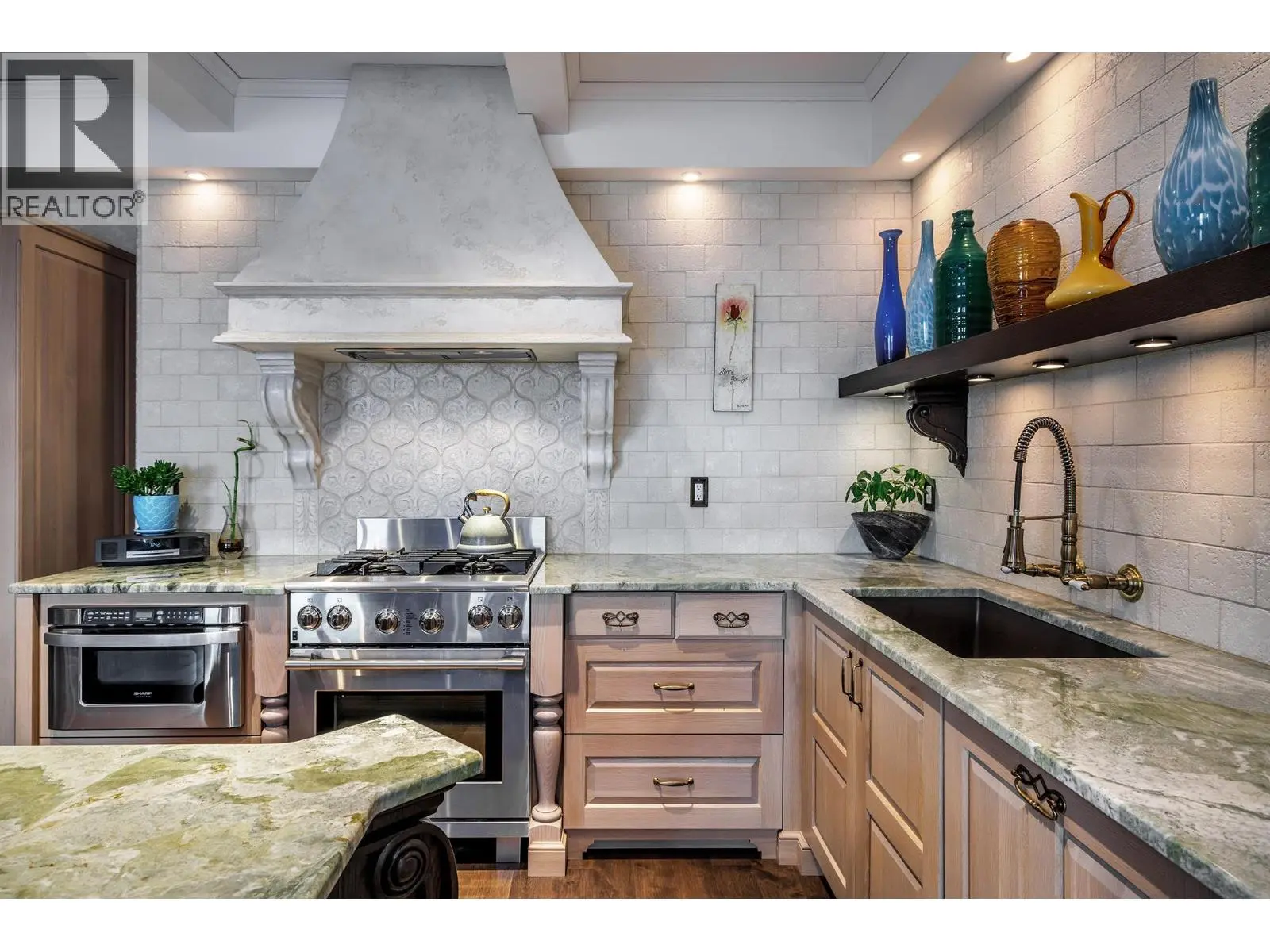 1128 Sunset Drive Unit# 1702. Kelowna, British Columbia