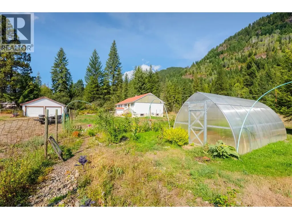 6352 Highway 3 Highway, Salmo