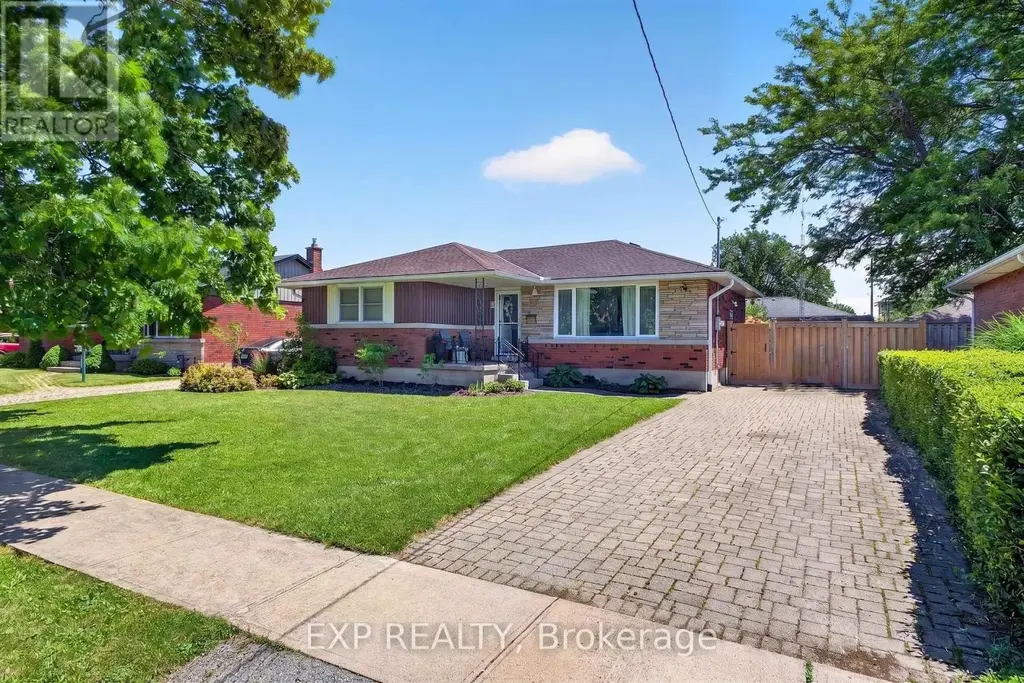 8 Dunraven Avenue, St. Catharines (Carlton/Bunting)