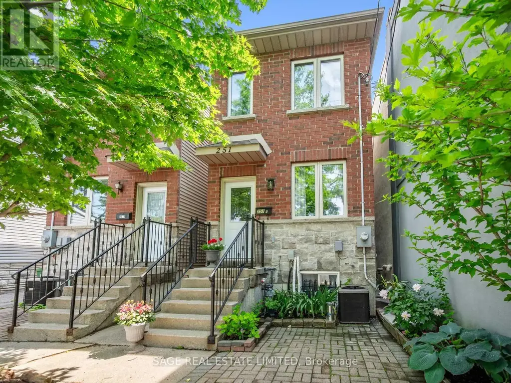 251a Chisholm Avenue, Toronto (Woodbine-Lumsden)