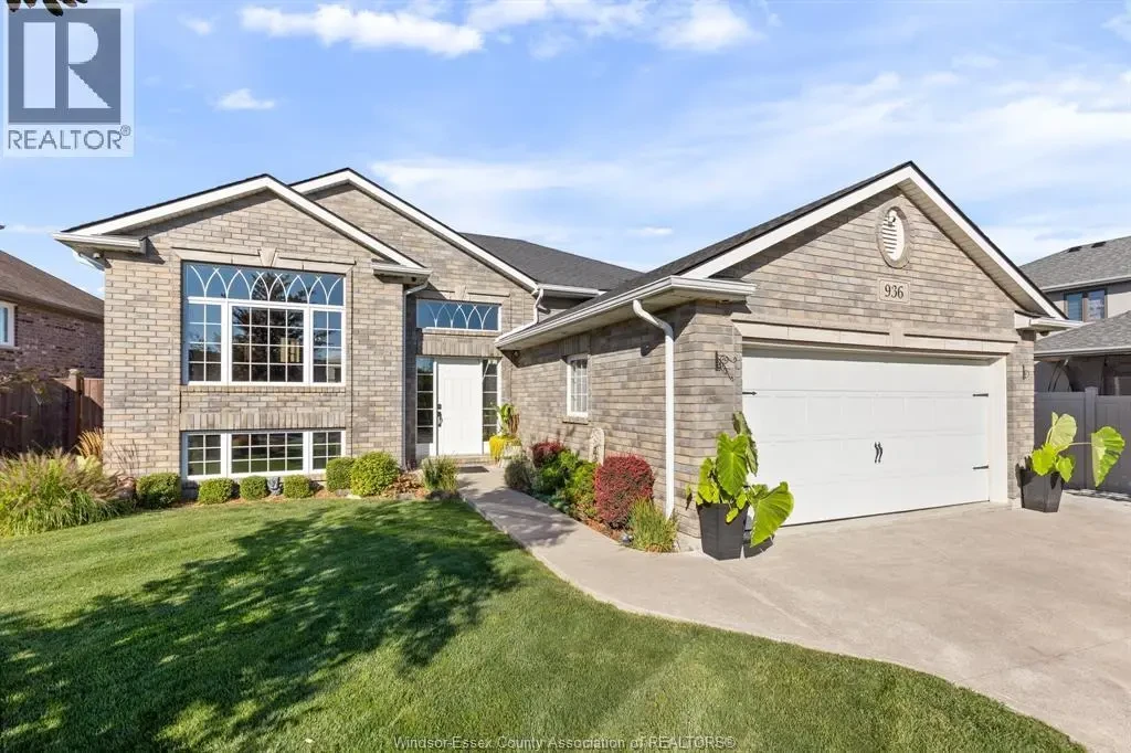 936 Driftwood, Lakeshore