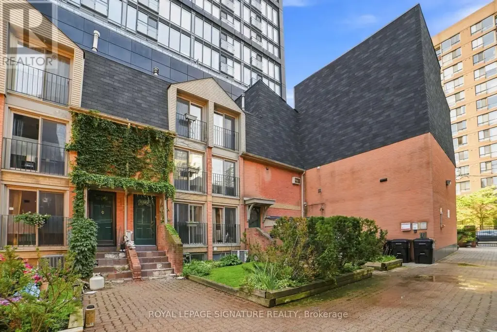 18 - 325 Jarvis Street, Toronto (Moss Park)