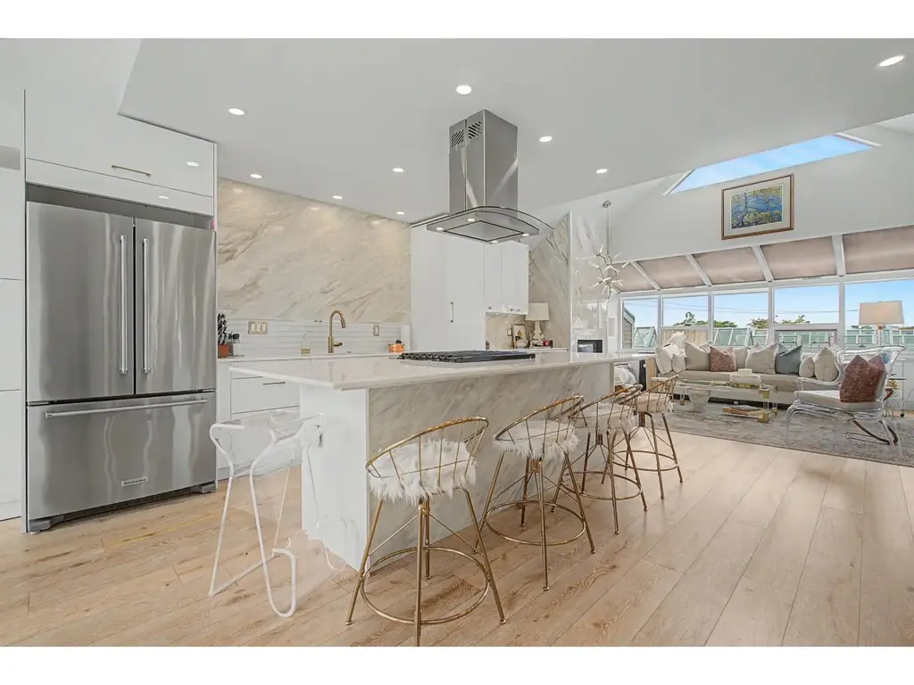 1115 Elm Street, White Rock