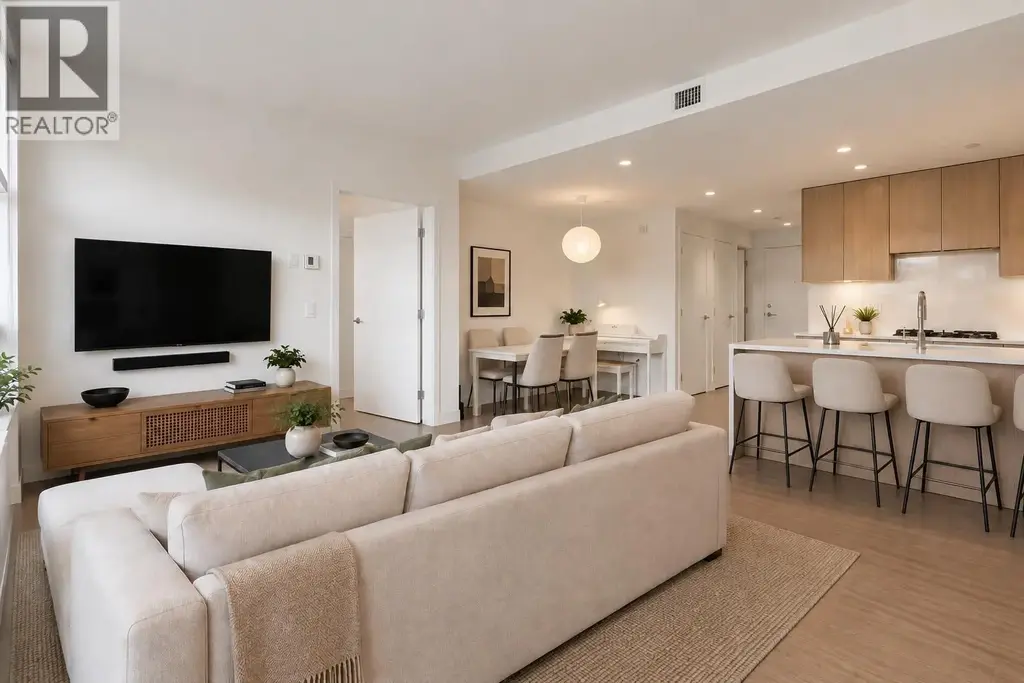 203 747 E 3rd Street, North Vancouver