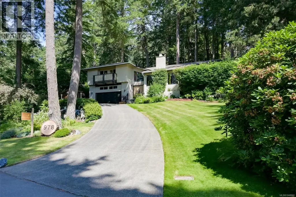 978 Fir Tree Glen, Saanich