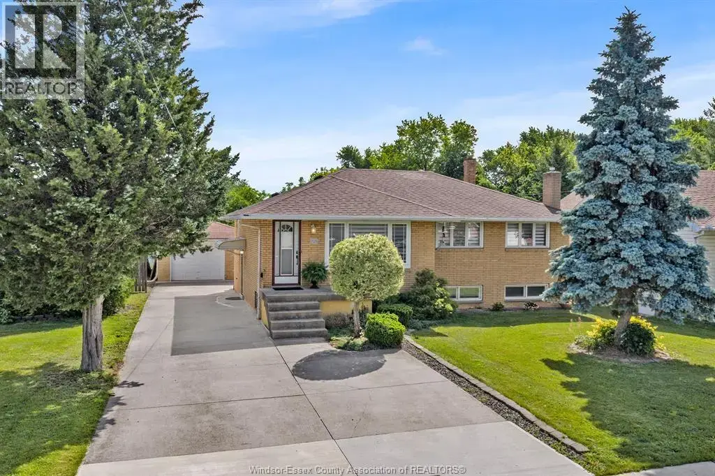 2528 Jos St Louis, Windsor