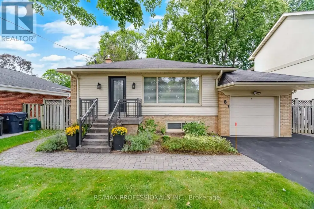 8 Beaverbrook Avenue, Toronto (Princess-Rosethorn)