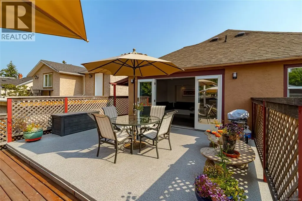 367 Vincent Ave, Saanich