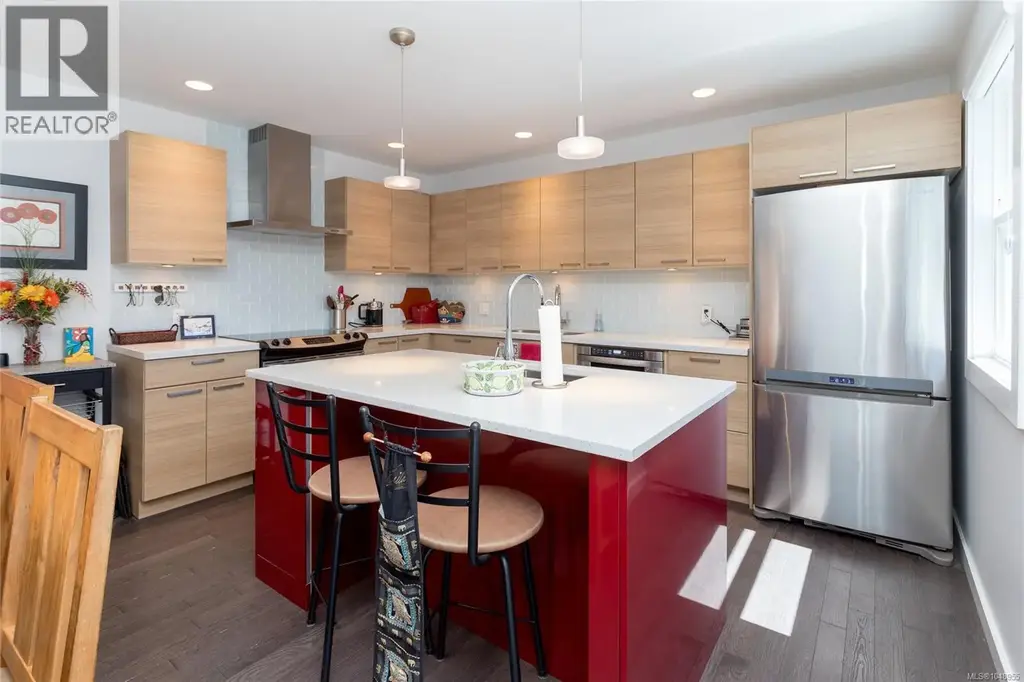 367 Vincent Ave, Saanich