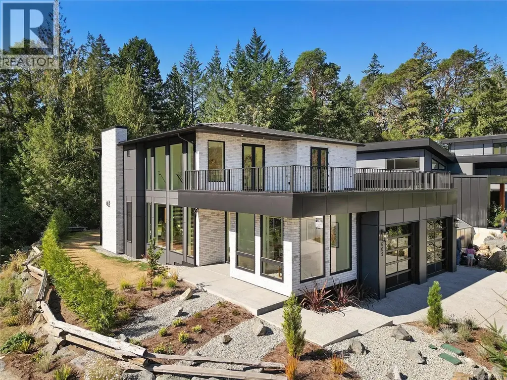 609 Medalist Ave, Colwood