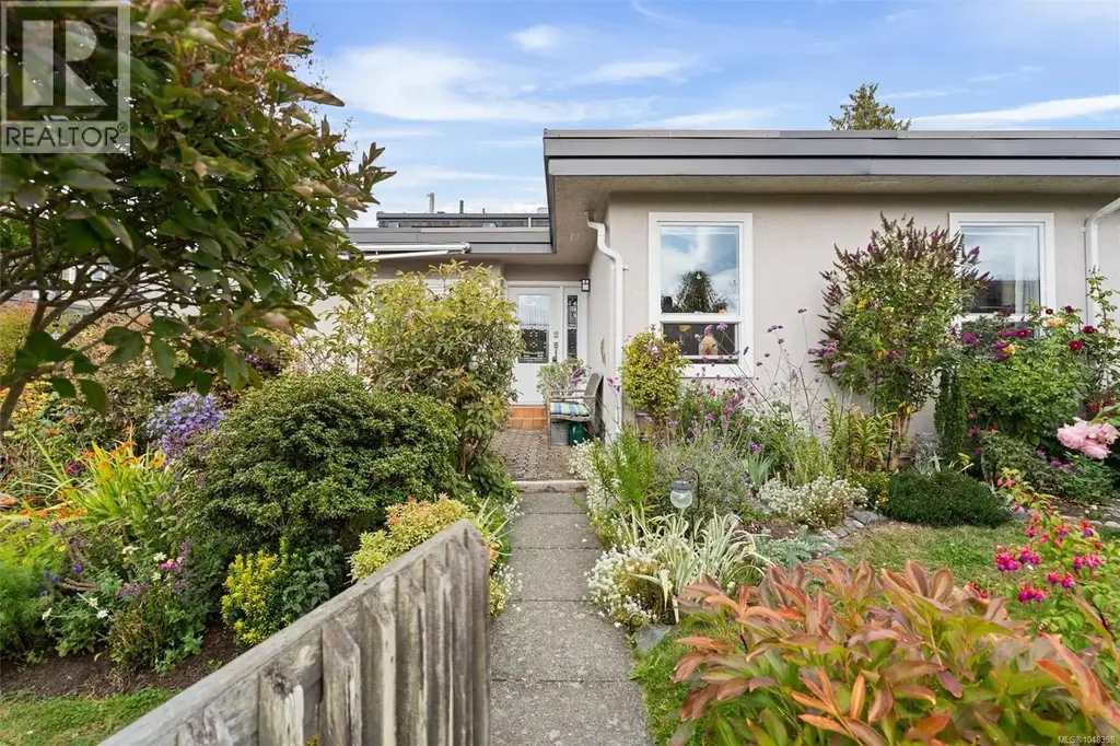 7 3060 Harriet Rd, Saanich
