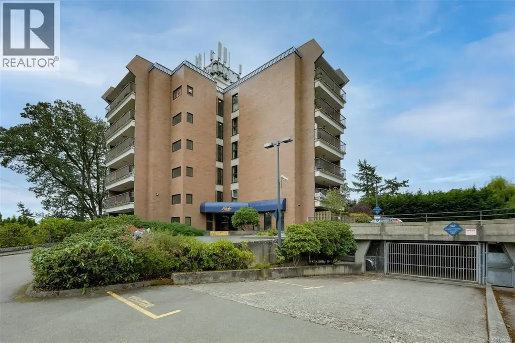 201 4030 Quadra St, Saanich