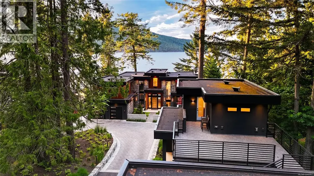 848 Lands End Rd, North Saanich