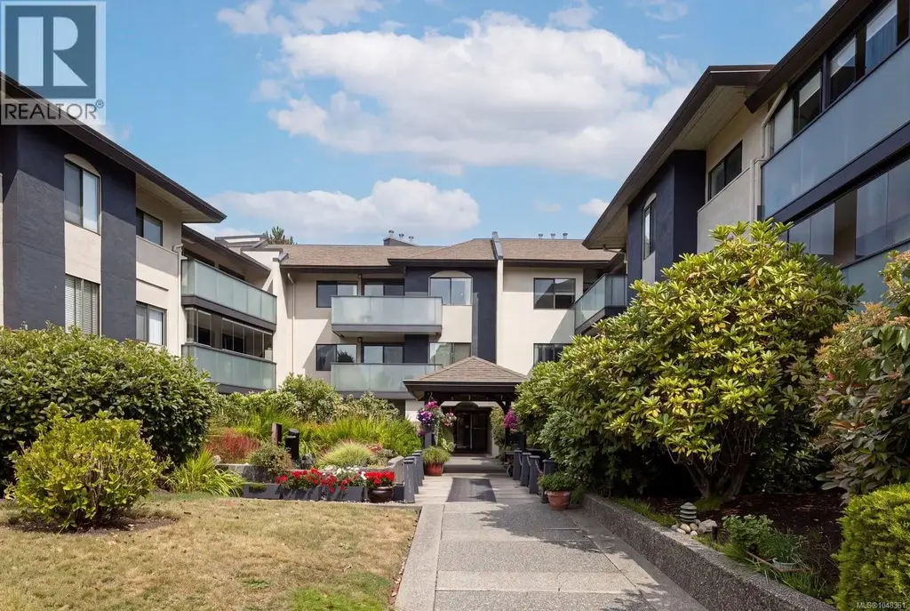 304 3900 Shelbourne St, Saanich
