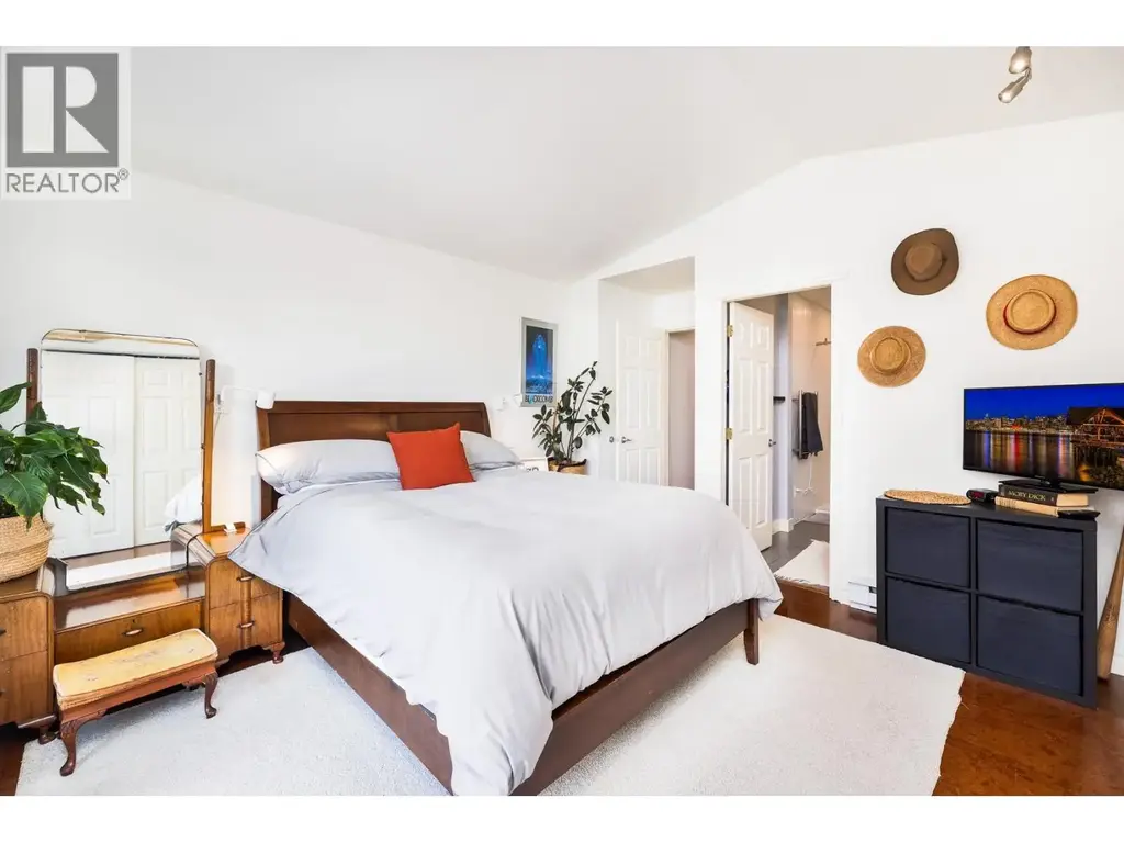 303 1528 Bowser Avenue, North Vancouver