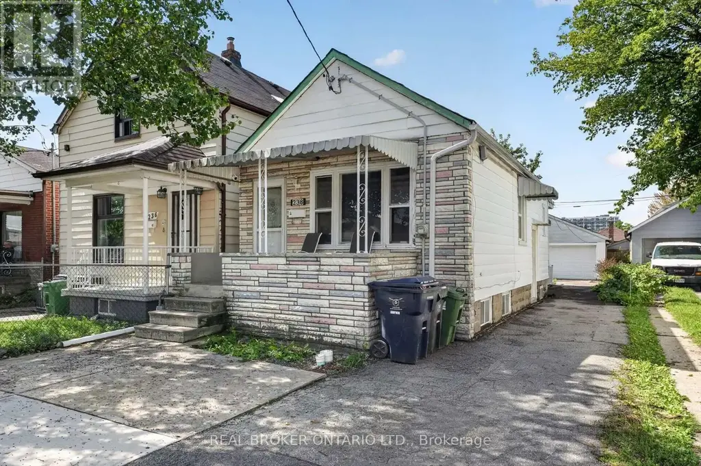 238 Chambers Avenue, Toronto (Keelesdale-Eglinton West)